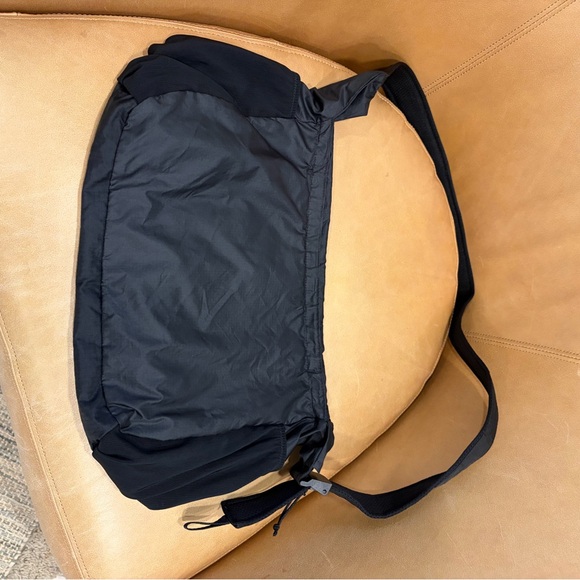 Patagonia Lightweight Travel Courier Bag - Picture 4 of 8